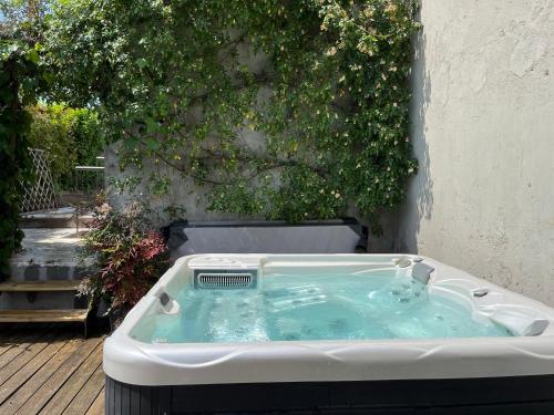 Villa Maria Apartments — 4-Star Luxury Hotel in Moniga Del Garda, Italy