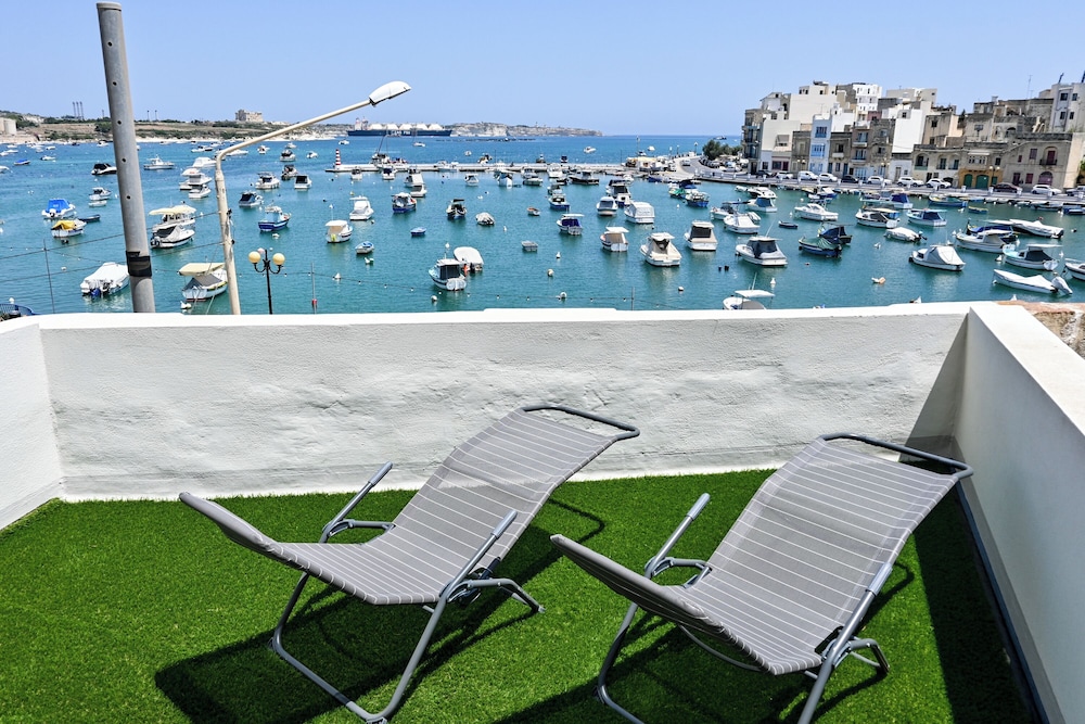 A Cosy Nest Overlooking The Sea in Birzebbuga, Malta