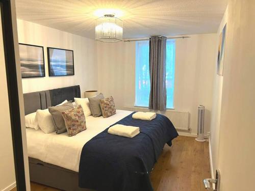 Aisiki Stays Apartments at Tottenham Hale 4 Bedroom & 2 Bathroom Pet Friendly Duplex Flat King or Twin Beds with Free Wi Fi and Parking Space — 4-Star Luxury Hotel in London, United Kingdom