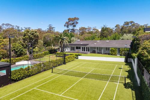 Whispering Woodlands with Pool and Tennis Court — hotel in Mount Eliza