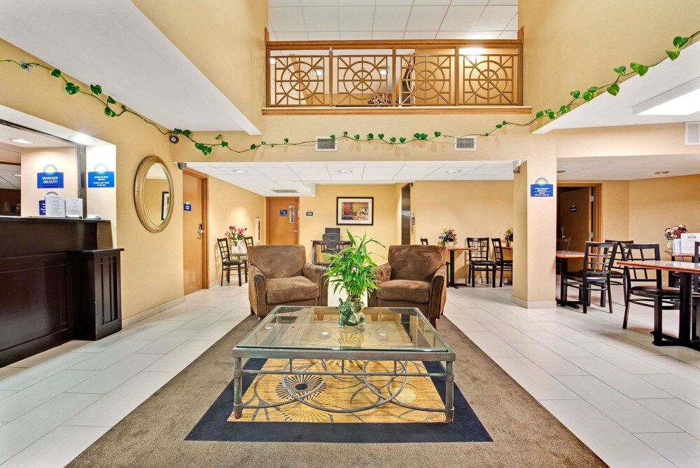 Days Inn & Suites by Wyndham DeSoto - photo 3