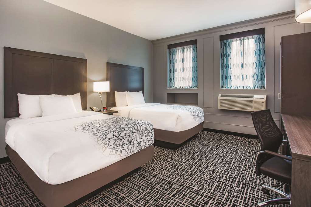 La Quinta Inn & Suites by Wyndham Baltimore Downtown - photo 10