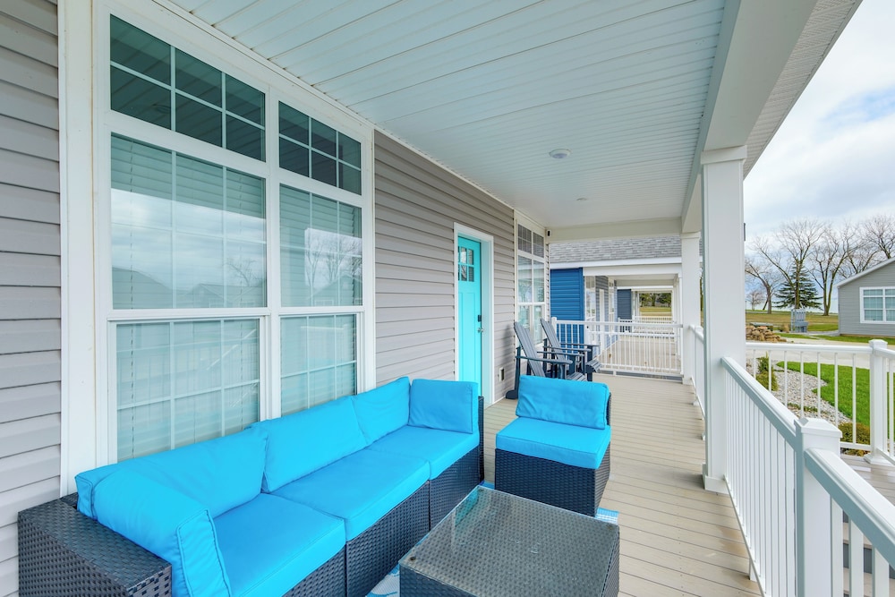 Furnished Screened Porch: Baypoint Resort Home in Marblehead, United States