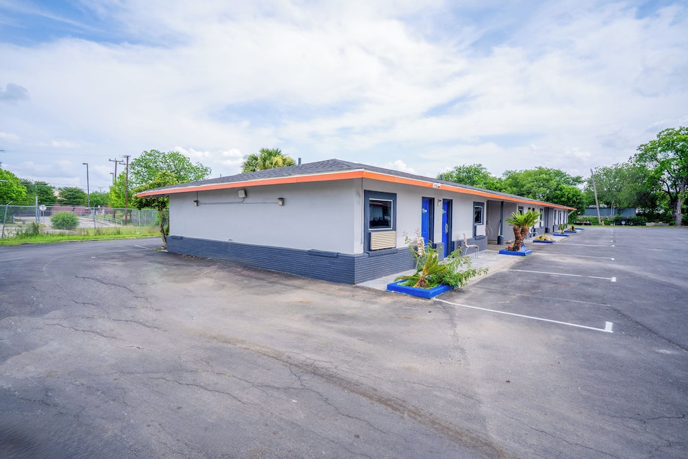 Alamo Oasis Inn And Suites By Oyo San Antonio - photo 43