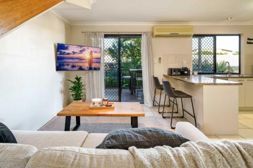 Sunny's Coastal Townhouse in Caloundra — 4-Star Luxury Hotel in Caloundra, Australia