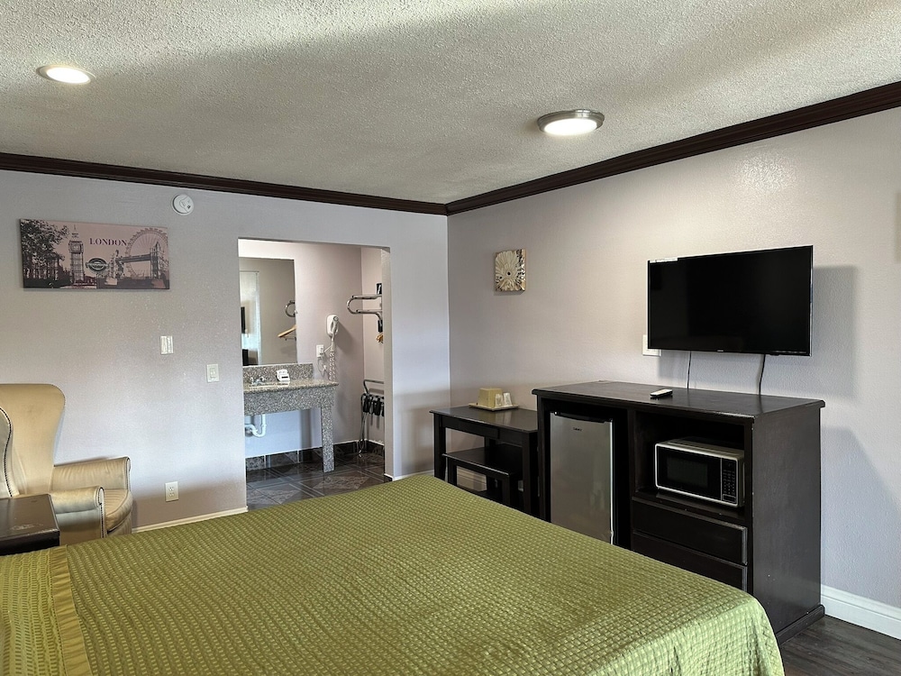 Americas Best Value Inn Corona - photo 18