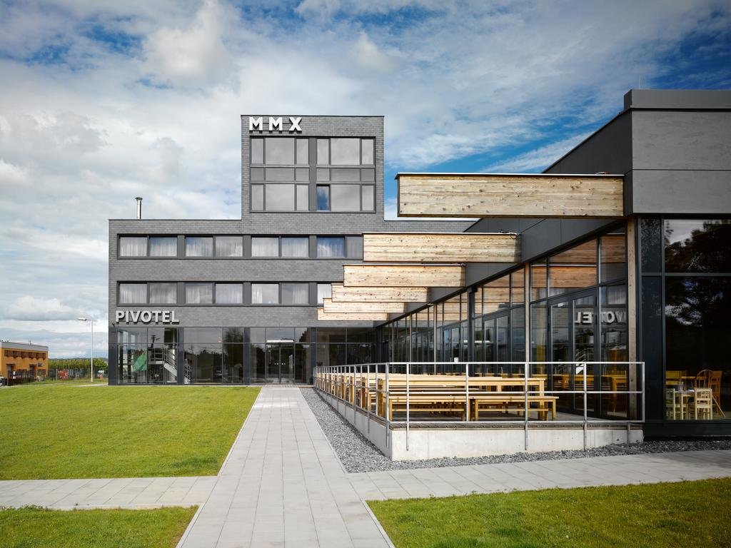 Pivotel Mmx - carbon neutral hotel in Dobrichovice