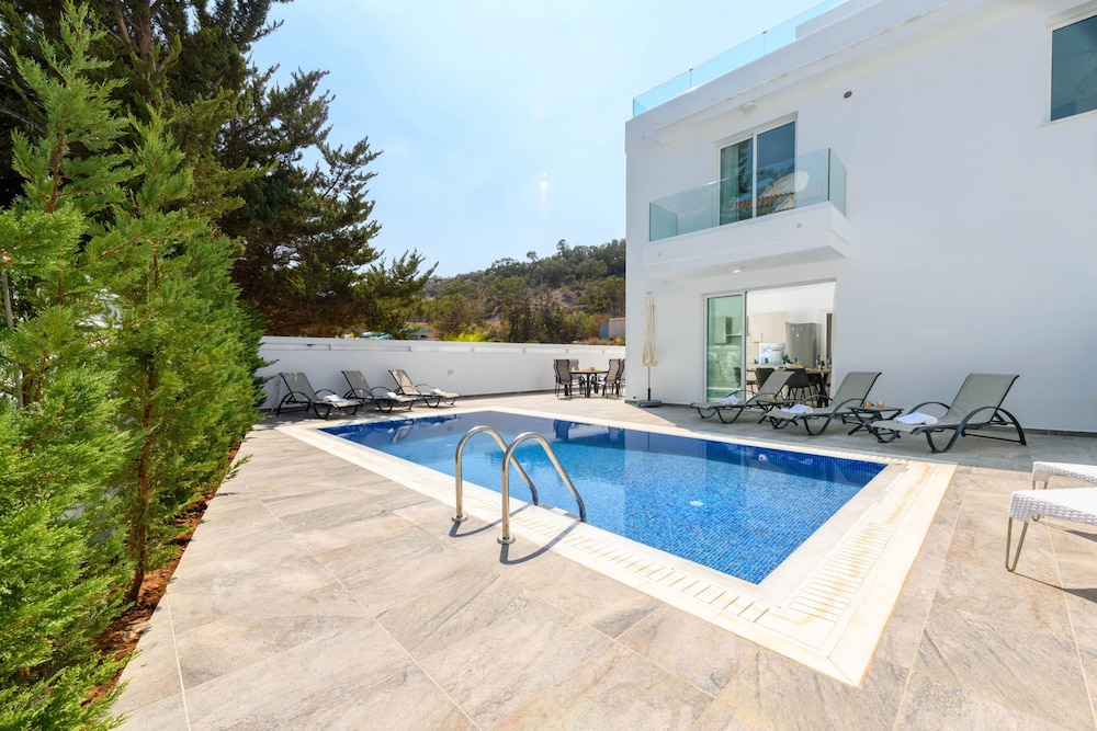 Green Bay Villa #16 — 4-Star Luxury Hotel in Protaras, Cyprus