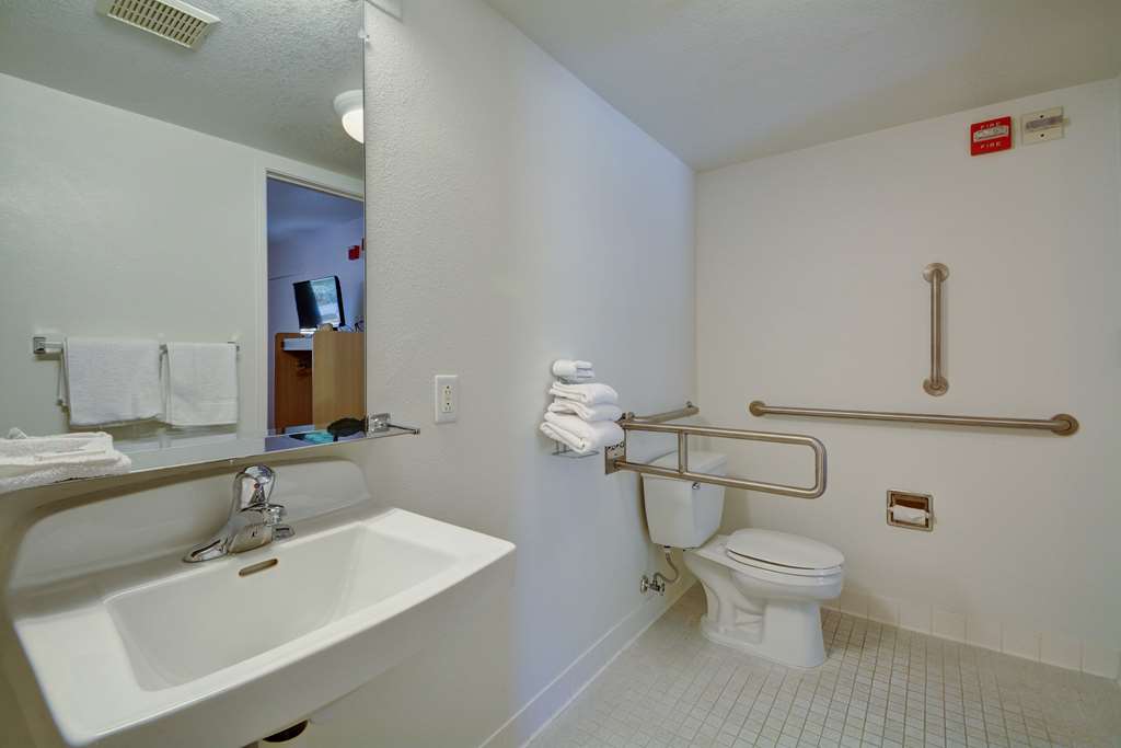 Motel 6 Windsor Locks CT Hartford - photo 22