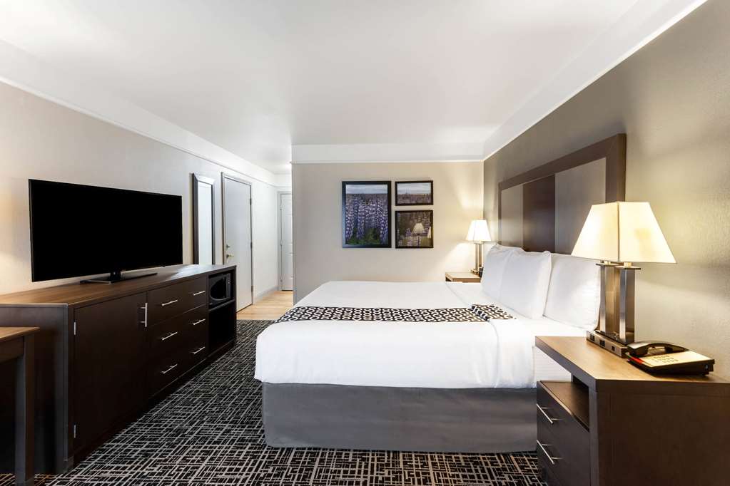 La Quinta Inn & Suites by Wyndham Seguin - photo 25