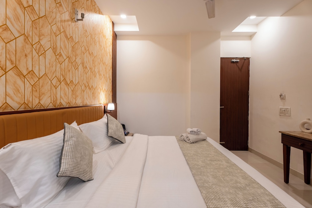 The Lodgers Hotel Near Medanta Hospital Sector 38