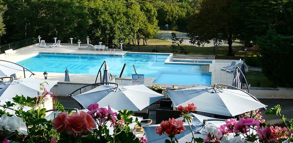 Chateau De Lacomte — 4-Star Luxury Hotel in Montfaucon, France