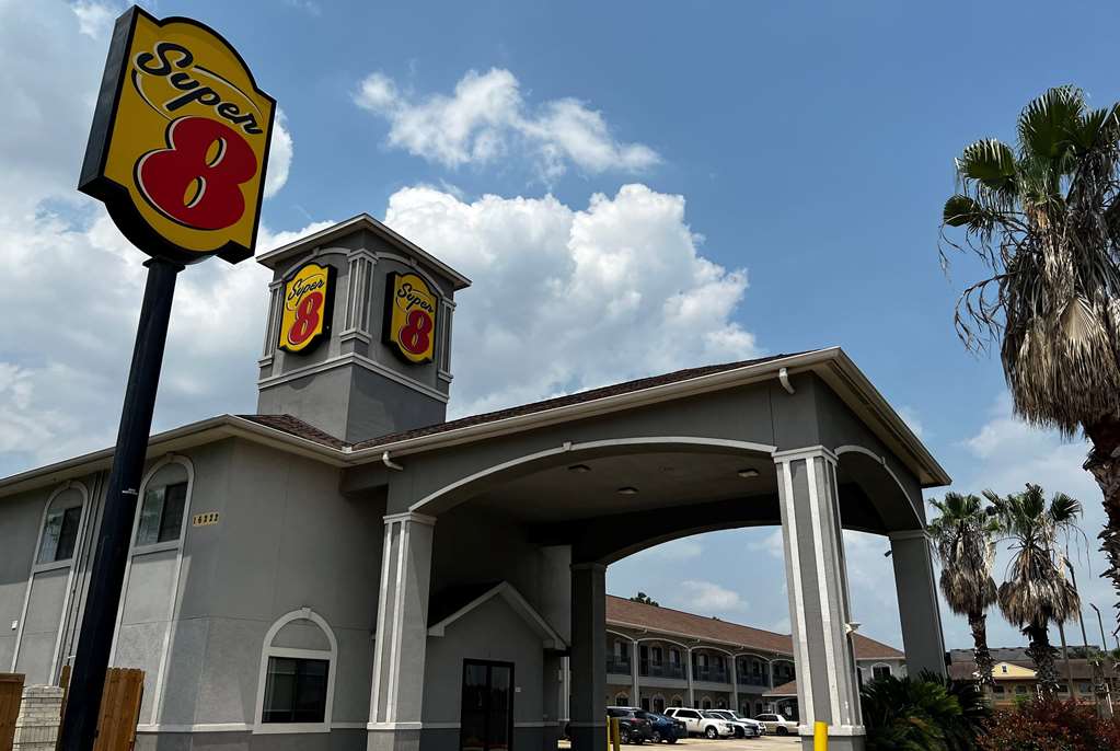 Super 8 by Wyndham Houston North I 45 - featured photo