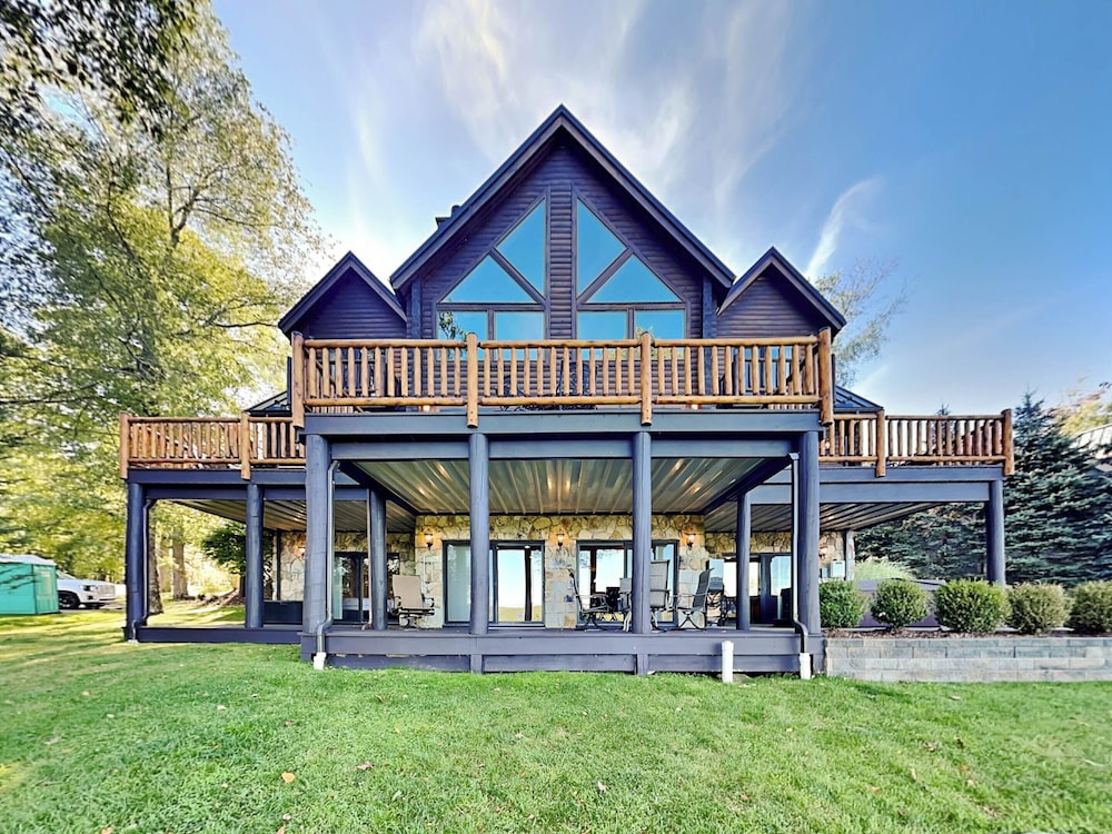 Magnificent Mountain Lodge — 4-Star Luxury Hotel in Mchenry, United States