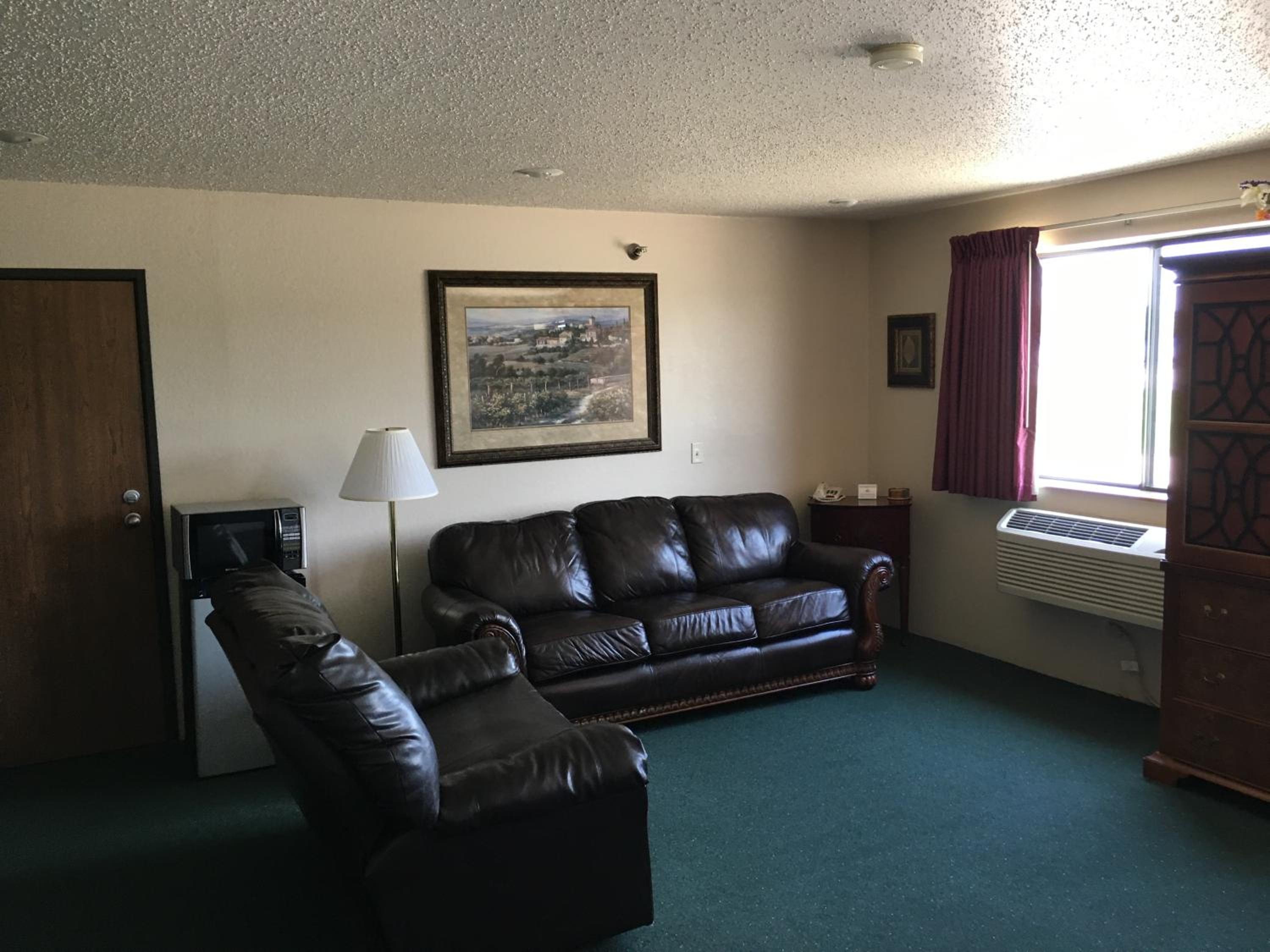 Cassville Four Seasons Inn & Suites - photo 13