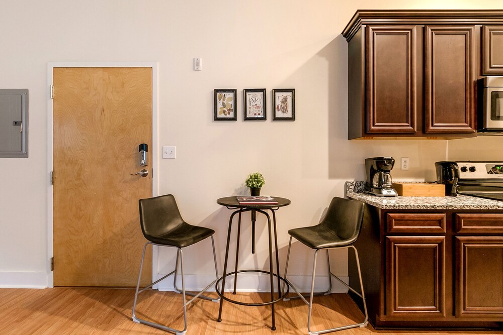 Hip 2BR in Arts Warehouse District - photo 14