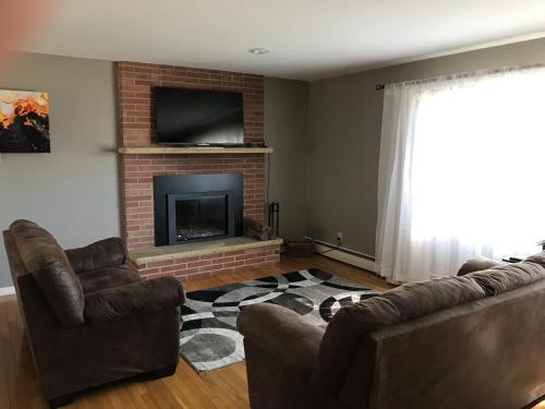 Family friendly spacious with jacuzzi & fireplace — hotel in Dubuque