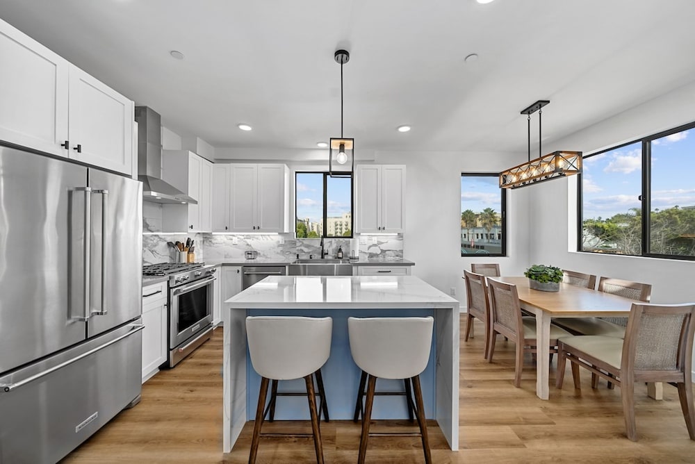 Rooftop Home With Ocean View & Private Parking — 4-Star Luxury Hotel in Oceanside, United States