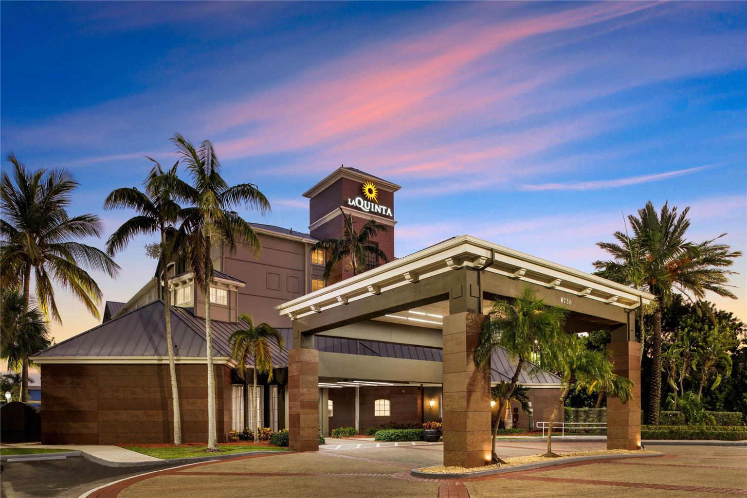 La Quinta Inn & Suites by Wyndham Miami Airport West - photo 3