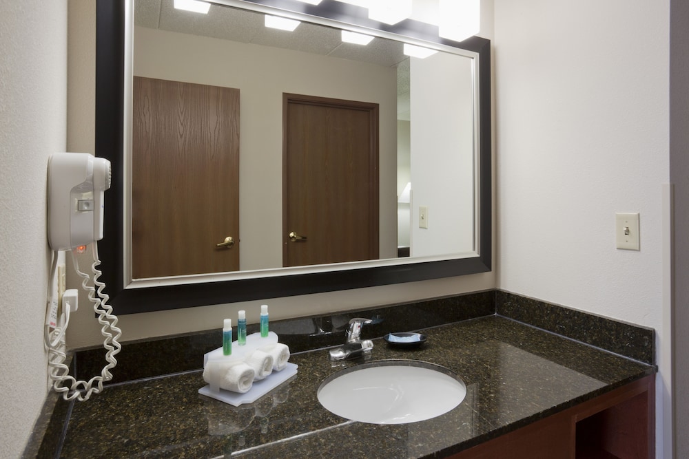 Holiday Inn Express & Suites Bloomington MPLS Arpt Area W by IHG - photo 22