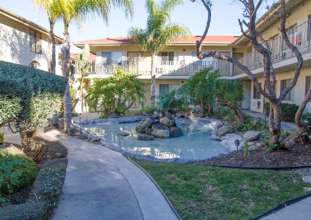 California Suites Hotel - photo 40