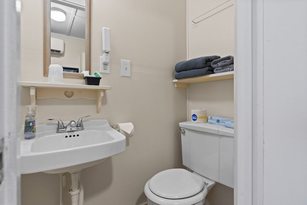 Beach Motel & Suites - photo 26