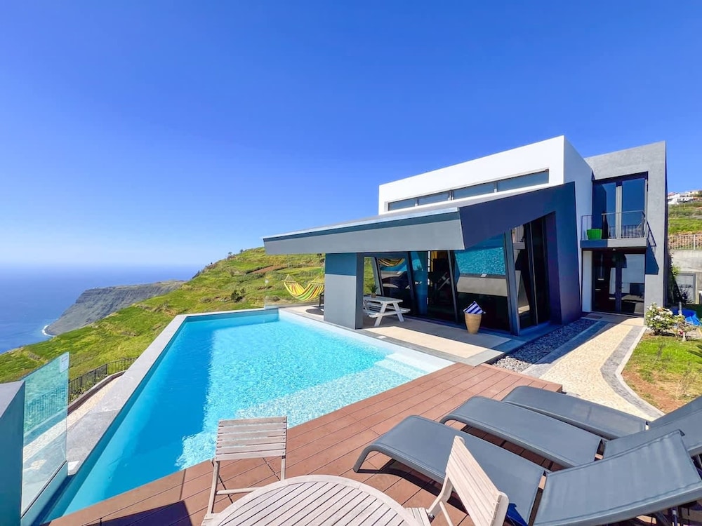 Villa Leonor Cliffside Retreat — 4-Star Luxury Hotel in Calheta, Portugal