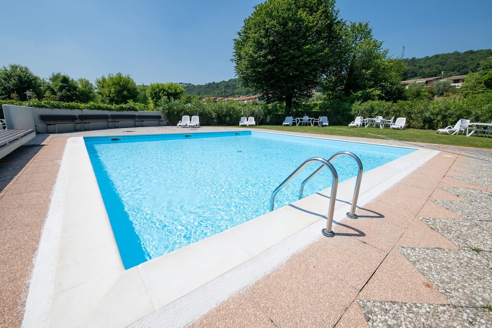 Appartamento ai Colli — 4-Star Luxury Hotel in Padenghe Sul Garda, Italy