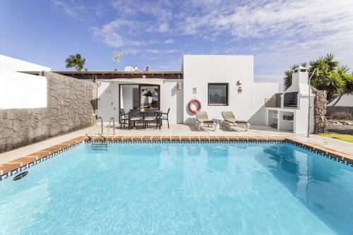 Villa Bezanilla Vipvipvillas — 4-Star Luxury Hotel in Playa Blanca, Spain