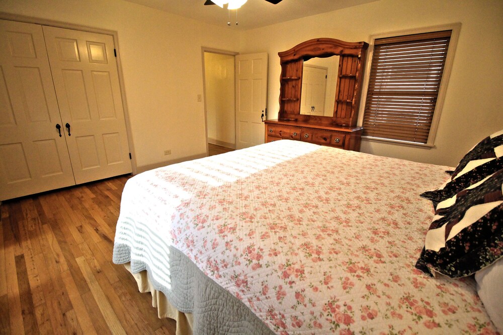 Peach Tree Inn & Suites - photo 9