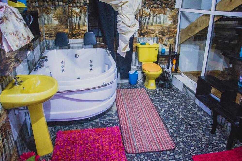 Deep Soaking Bathtub