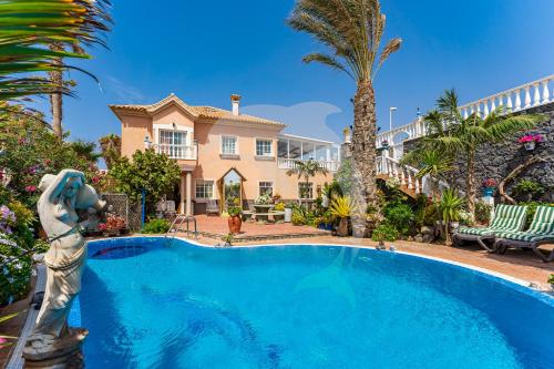 Apartamentos Los Delfines — 4-Star Luxury Hotel in Granadilla De Abona, Spain