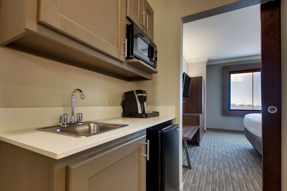 Holiday Inn Express Hotel & Suites Vernon College Area by IHG - photo 7