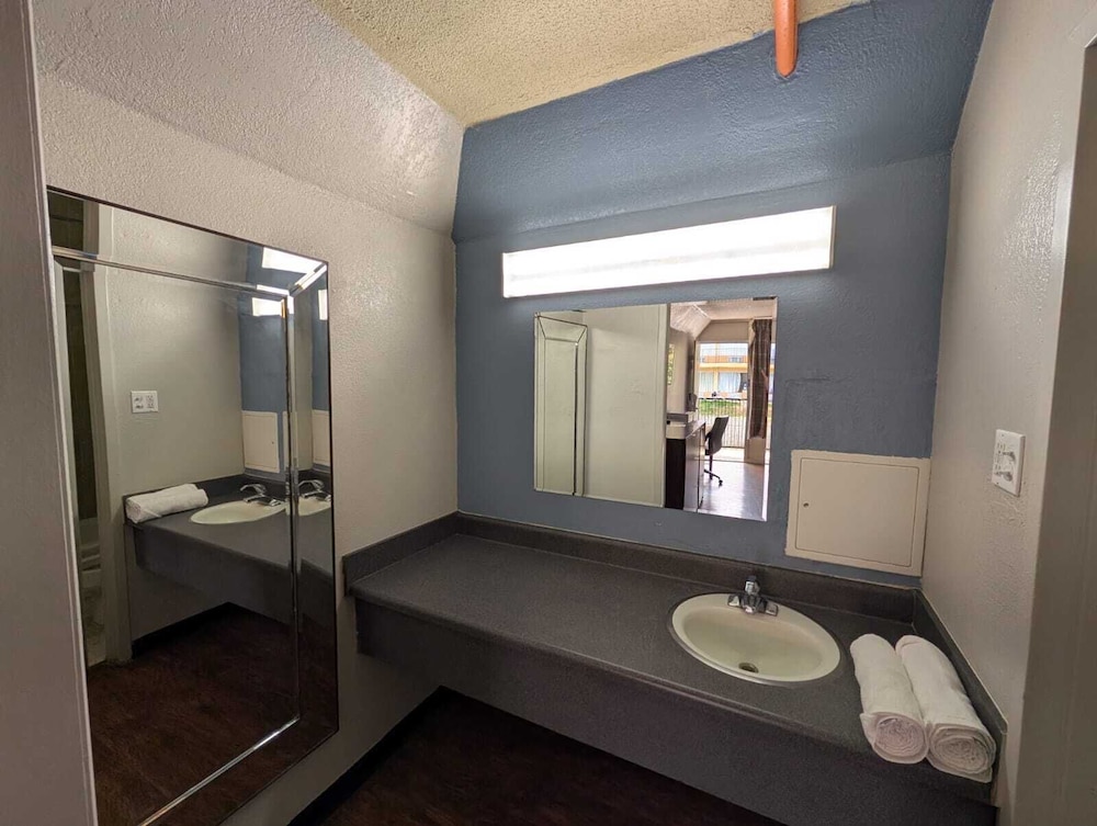 Budgetel Inns & Suites - photo 20