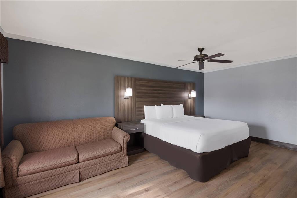Econo Lodge Austin North near The Domain - photo 20