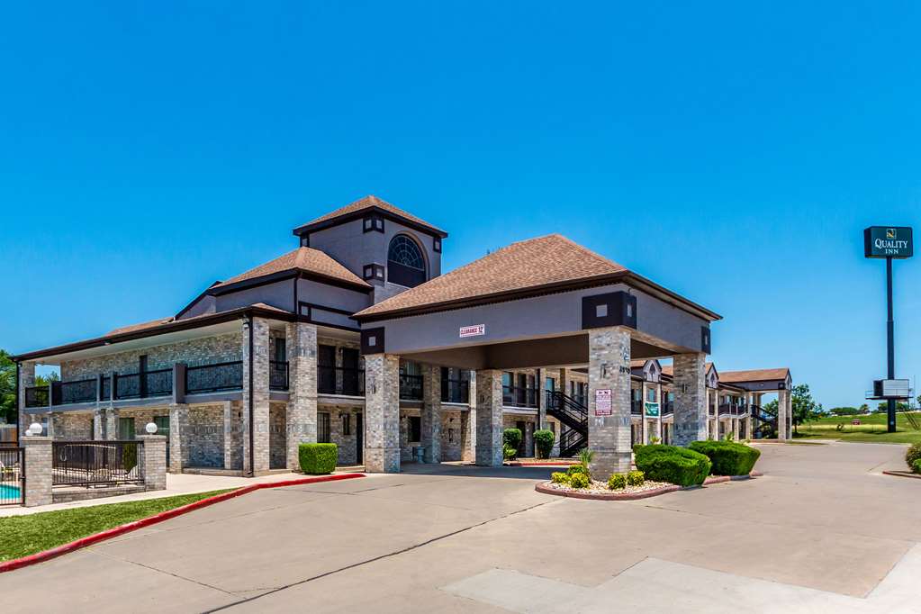 Quality Inn I 10 East near Frost Bank Center - photo 2