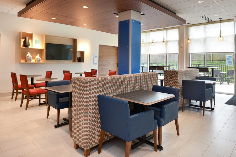 Holiday Inn Express & Suites Ottumwa by IHG - photo 47