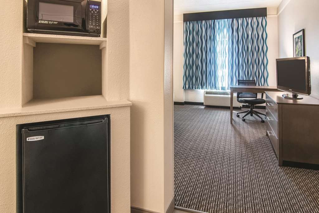 La Quinta Inn & Suites by Wyndham Orlando UCF - photo 15