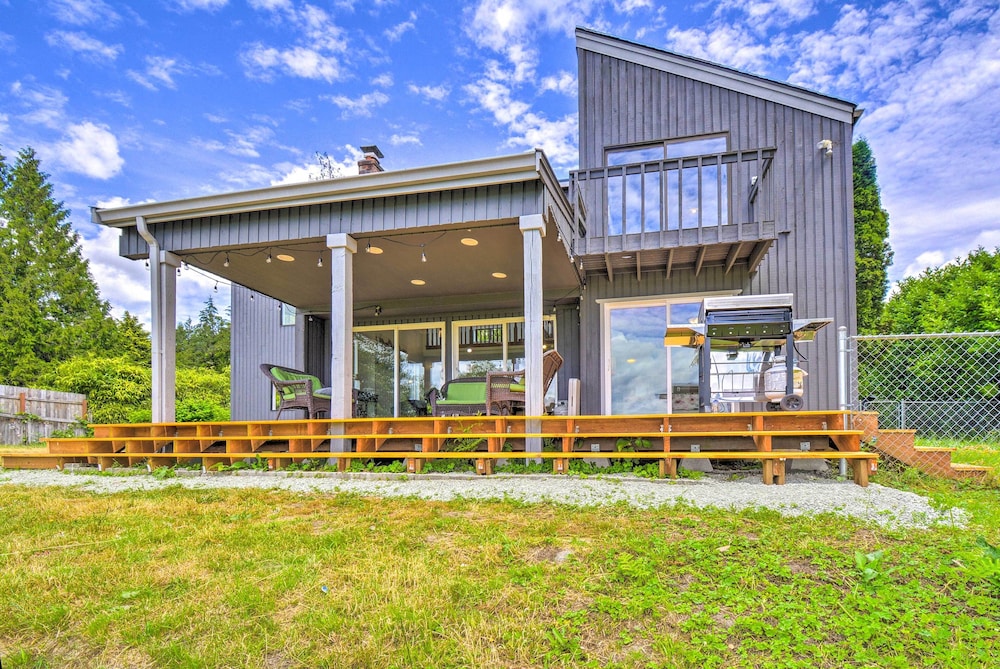 Stunning Hood Canal Getaway w Private Deck — hotel in Belfair