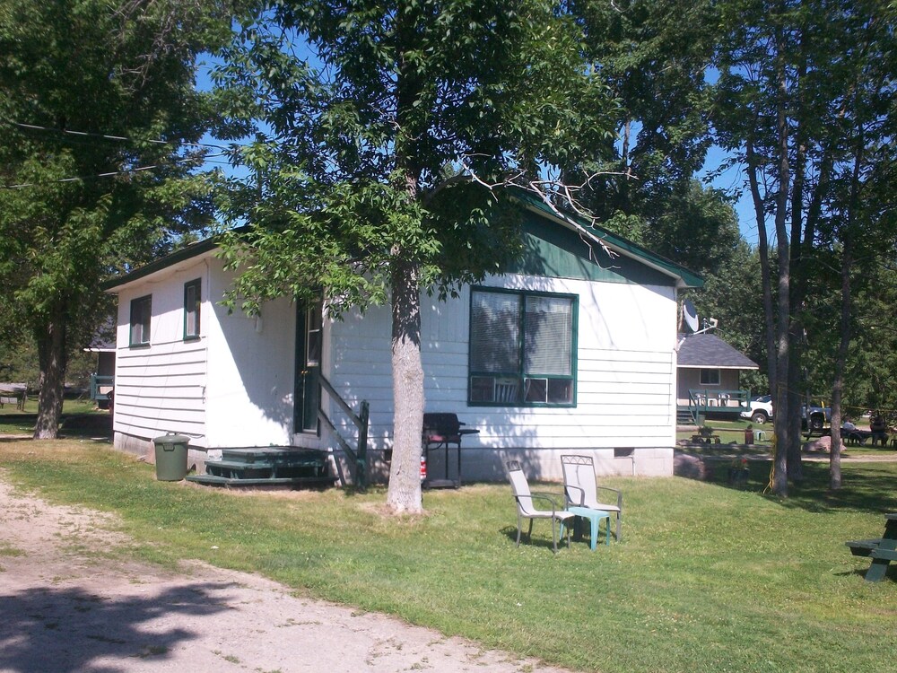 Chalkley’s Sandy Bay Cottage Resort in North Bay, Canada
