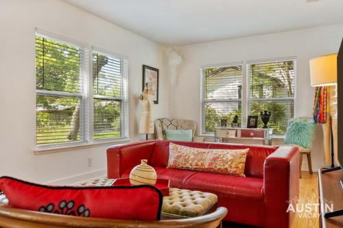 2BR 2BA Home w Office and Yard Near E 6th and Downtown by Austin Vacay — 4-Star Luxury Hotel in Austin, United States