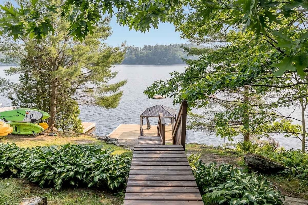 Muskoka Lakeshore Cottage Bliss — 4-Star Luxury Hotel in Gravenhurst, Canada