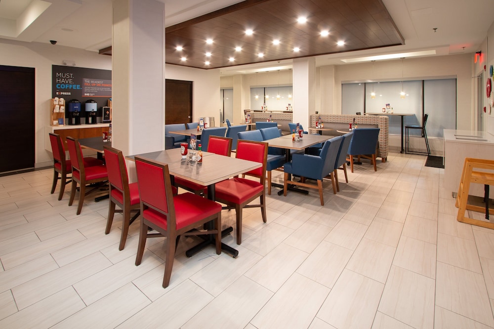 Holiday Inn Express Hotel & Suites Tupelo by IHG - photo 39