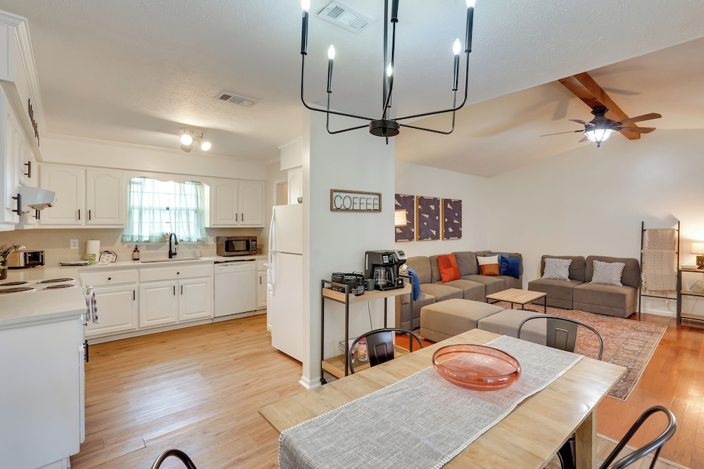 Bright Lynn Haven Home w Screened Porch & Yard - photo 6