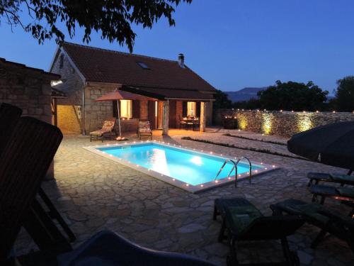 Family friendly house with a swimming pool Gluici Krka 11337 — 4-Star Luxury Hotel in Oklaj, Croatia