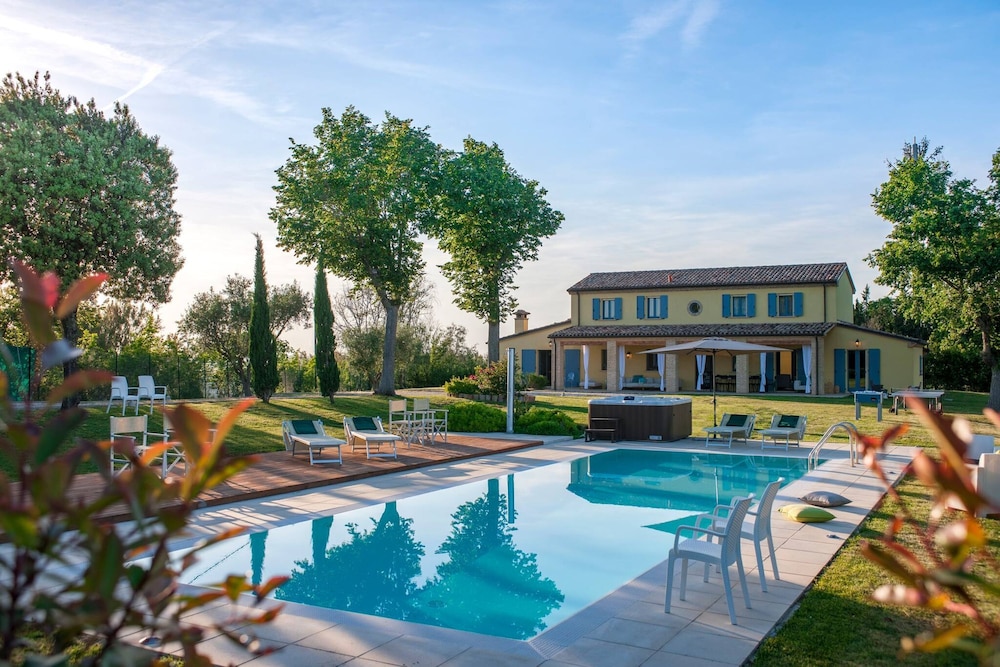 Villa Elettra 12&2 by Marche Holiday Villas — 4-Star Luxury Hotel in San Costanzo, Italy