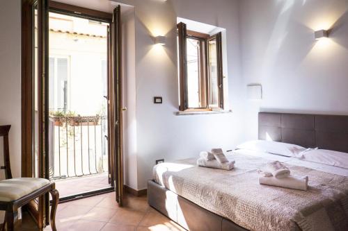 Tina House Il cortile nel centro storico di Taormina — 4-Star Luxury Hotel in Taormina, Italy