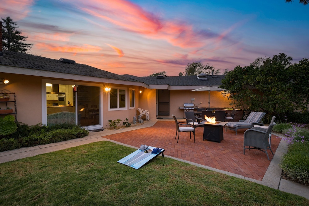 East Valley Manor by Avantstay Minutes to the Beach in Santa Barbara, United States