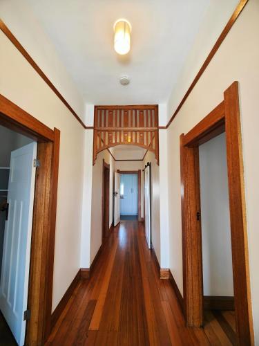 Three Bedrooms Hermay Cottage — 4-Star Luxury Hotel in Invermay, Australia