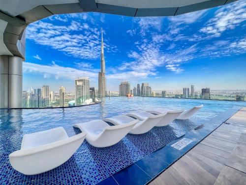 Infinity Pool & Burj Khalifa View l Luxe Paramount — 4-Star Luxury Hotel in Dubai, United Arab Emirates